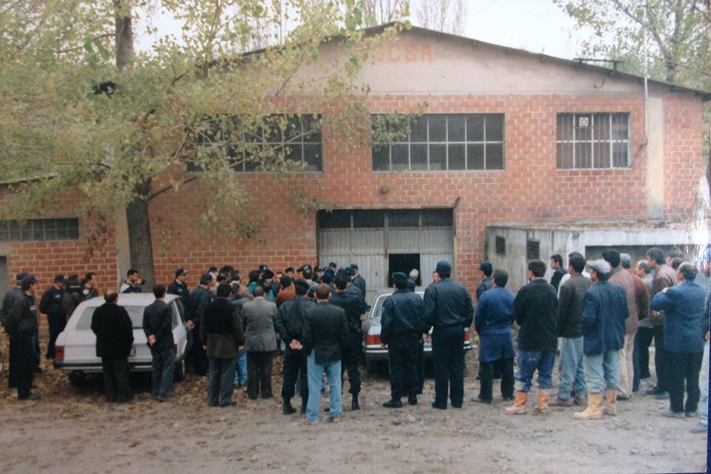 Bir yıkama – yağlama kanalı, siyasi gücünü kullanıp günümüzün parasıyla 10 milyonlar eden koskoca bijon tesisini yıkar.